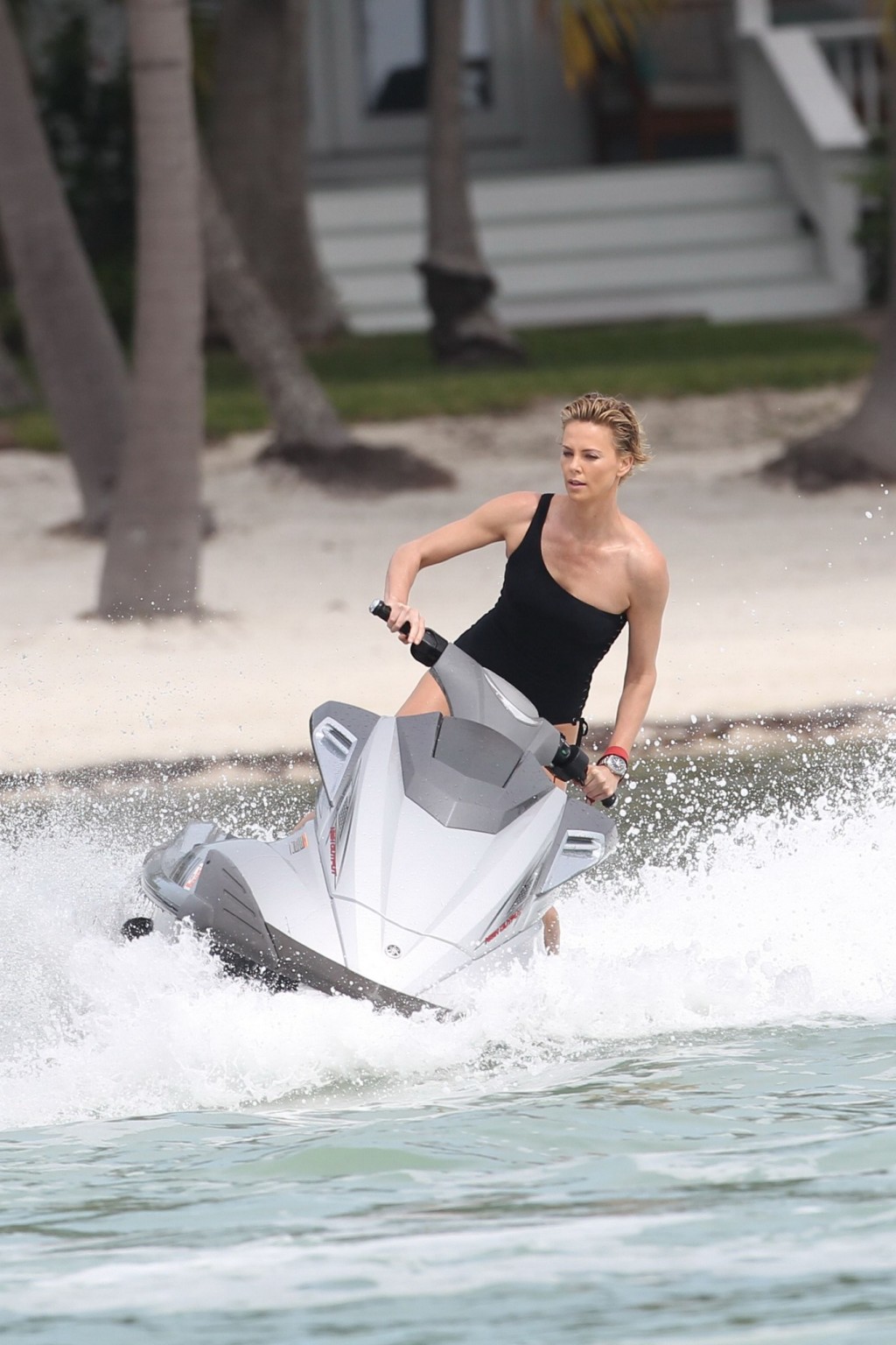 Charlize theron jet skiing in schwarzem monokini während des photoshoot in miami beac
 #75201252