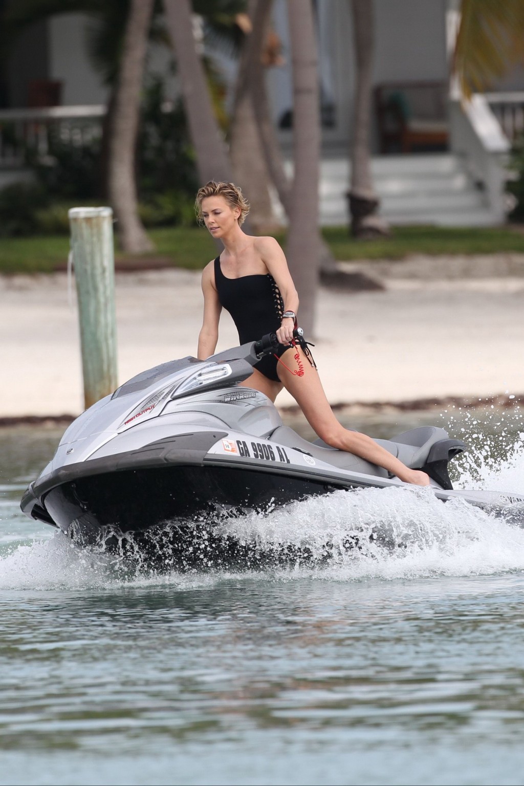 Charlize theron jet skiing in schwarzem monokini während des photoshoot in miami beac
 #75201284