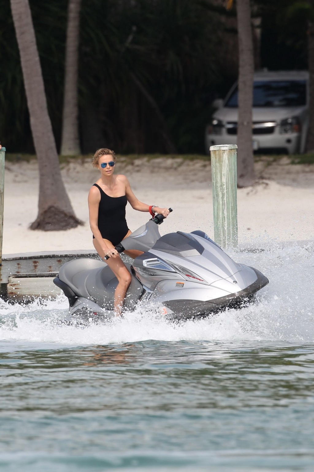 Charlize theron jet skiing in schwarzem monokini während des photoshoot in miami beac
 #75201332