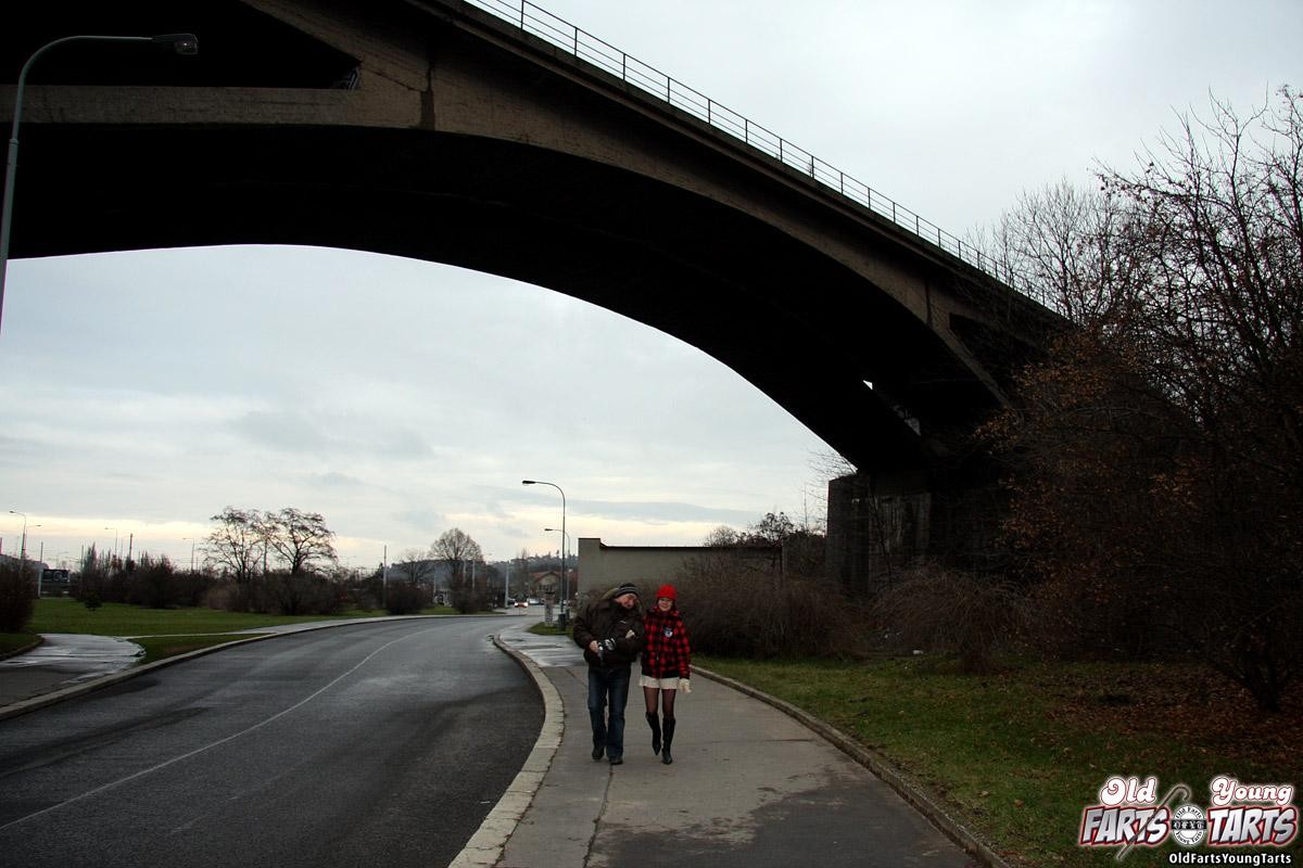 Geiler alter Mann liebt es, junge Babes im öffentlichen Park zu ficken
 #78607398