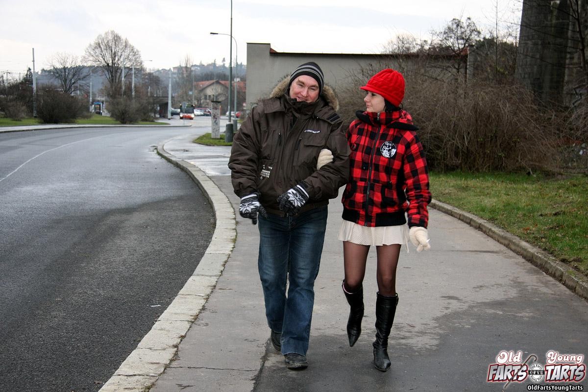 Un vecchio arrapato ama scopare giovani ragazze nel parco pubblico
 #78607408