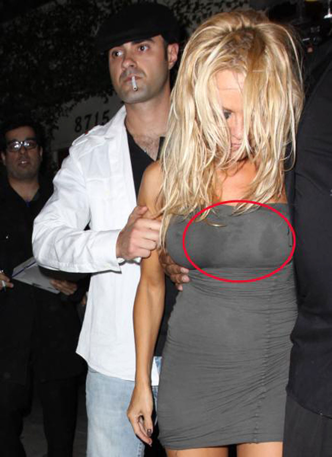 Pamela Anderson looking very drunk on paparazzo photos #75353738