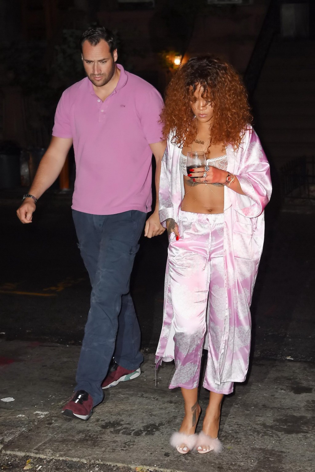 Rihanna mostra le sue tette in un vedere attraverso il reggiseno fuori a nyc
 #75158028