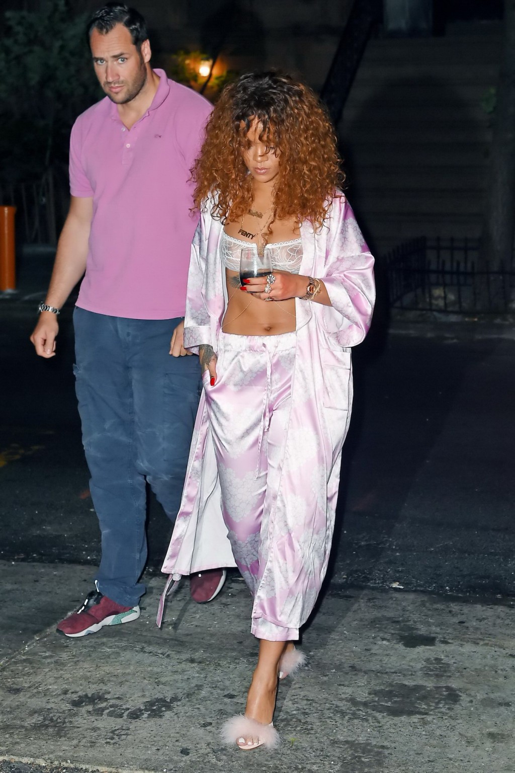 Rihanna mostra le sue tette in un vedere attraverso il reggiseno fuori a nyc
 #75158037