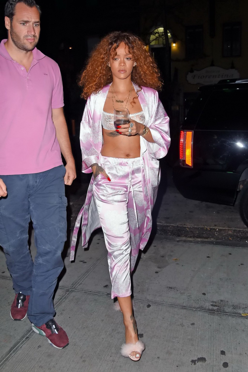 Rihanna mostra le sue tette in un vedere attraverso il reggiseno fuori a nyc
 #75158072