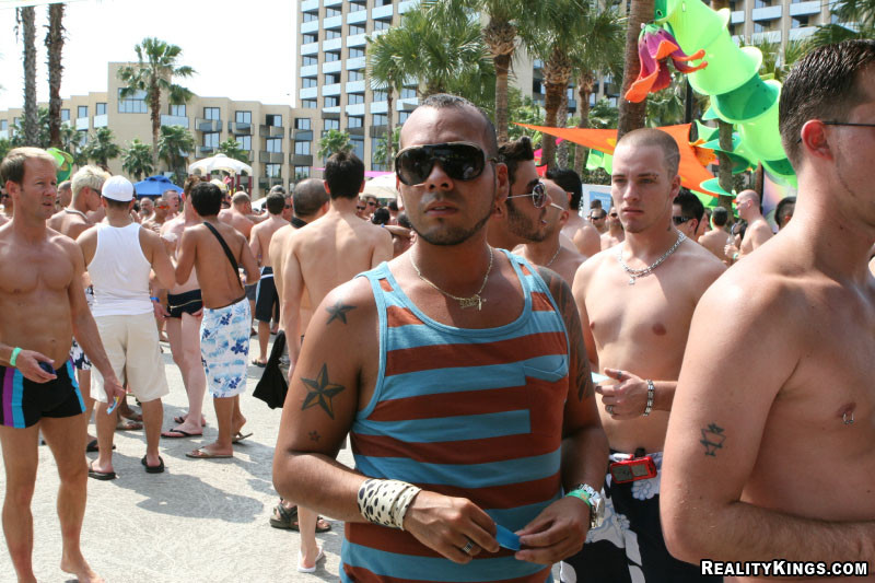 Cette fête de papi tueur devient hors de contrôle dans ces photos chaudes
 #76909031