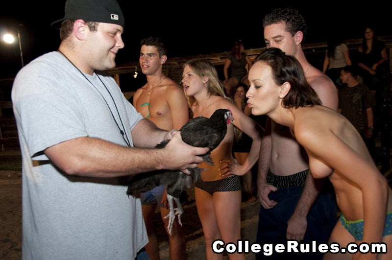 Matricole universitarie amatoriali ubriache fanno feste di sesso di gruppo nel dormitorio
 #76769056