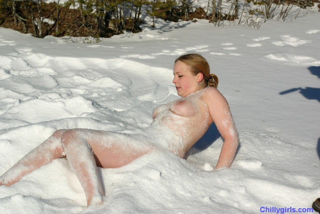 Nacktes Mädchen friert im Schnee
 #73254016