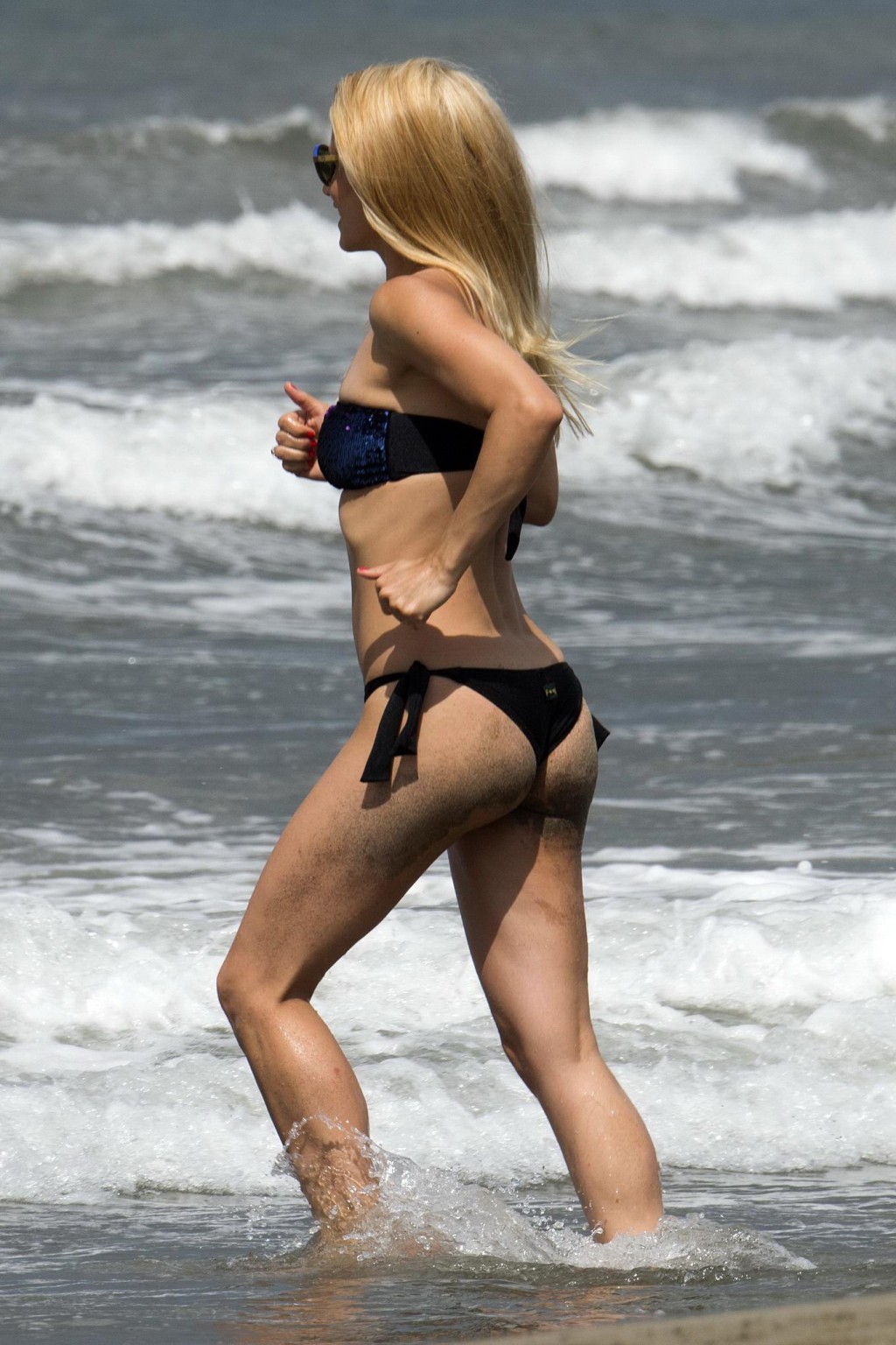 Michelle Hunziker trägt einen Röhrenbikini an einem italienischen Strand
 #75160997