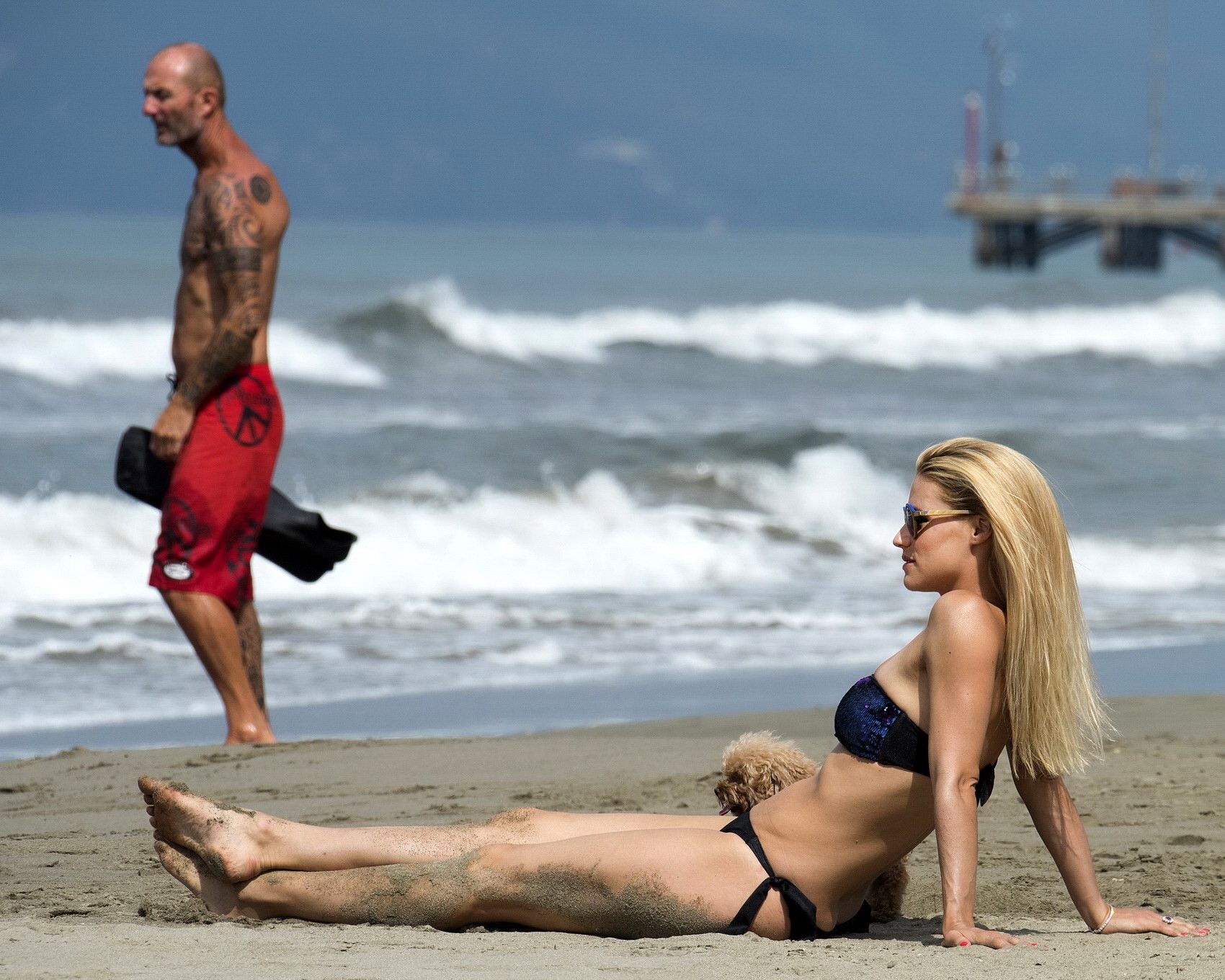 Michelle Hunziker trägt einen Röhrenbikini an einem italienischen Strand
 #75161023