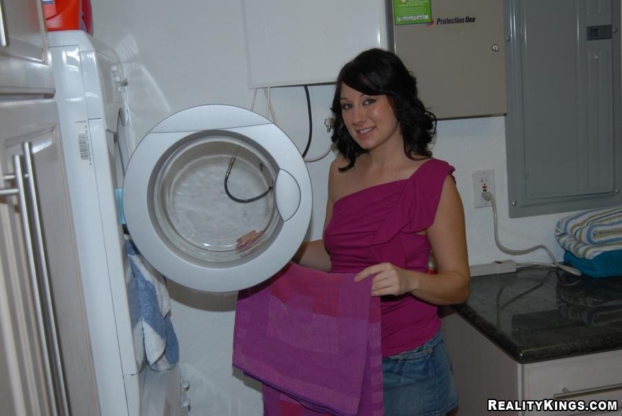 Eine sexy Hausfrau wird geil und nackt, während sie die Wäsche macht
 #68156318