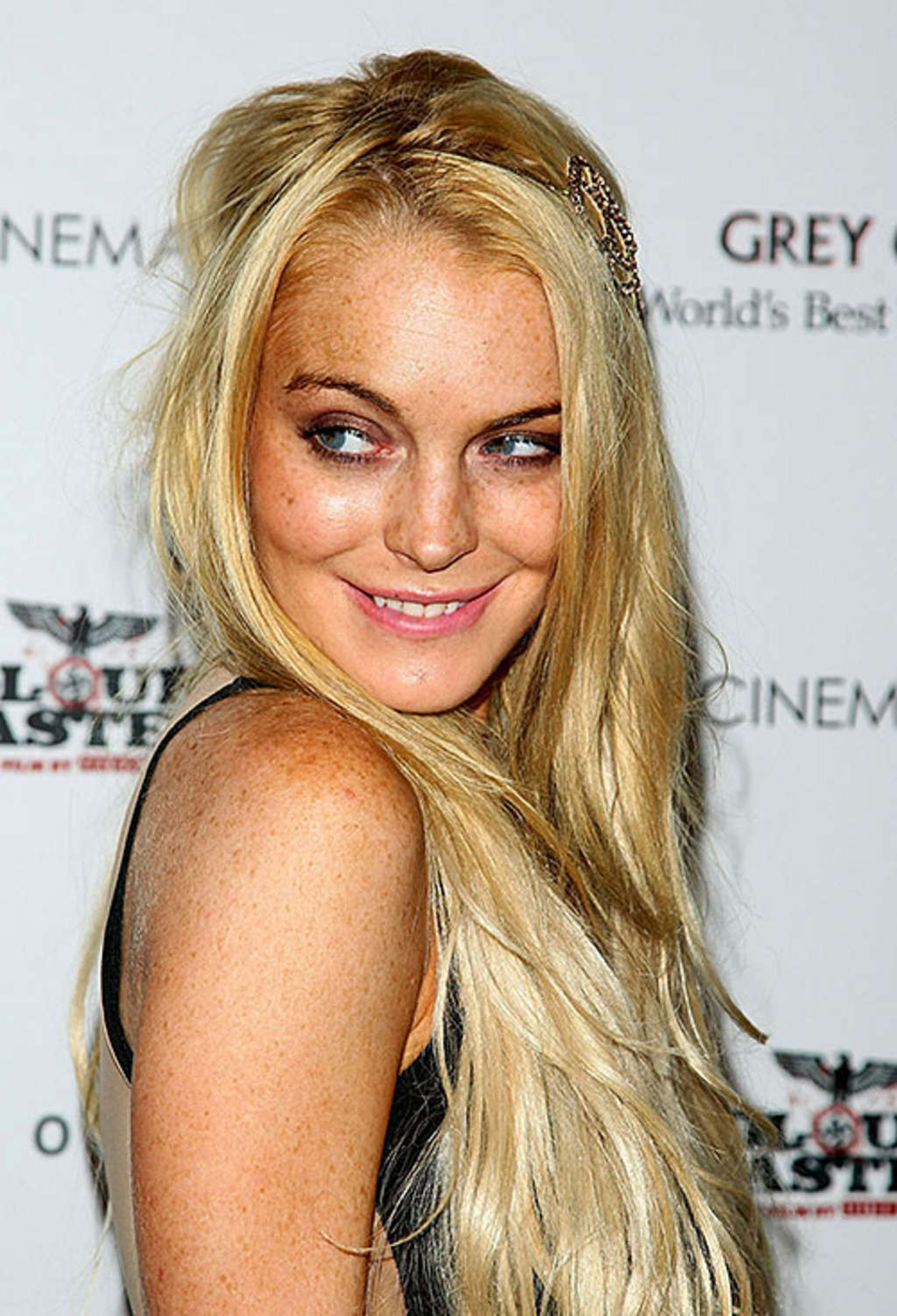 Lindsay lohan entblößt ihre tollen Beine im Minirock und posiert oben ohne für priva
 #75382887