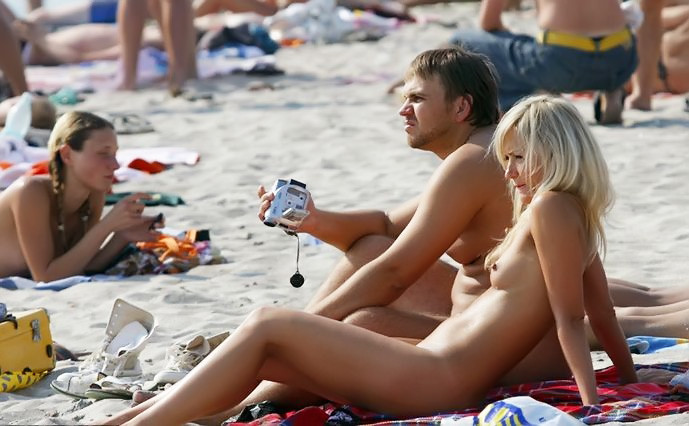 Jeunes sexués posant sur une plage publique
 #70304533