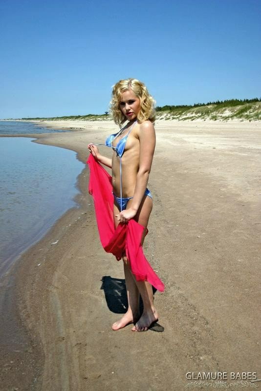 Beauté blonde nue à la plage
 #72315904