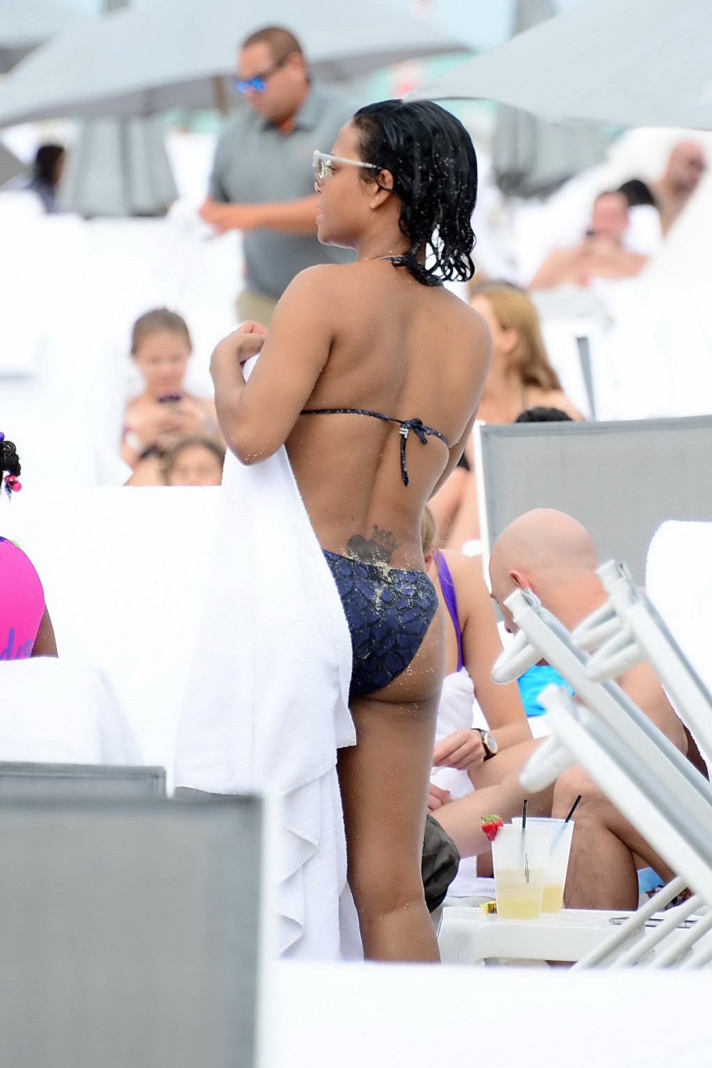 Christina milian pechugona en diminuto bikini azul de cuello alto
 #75147883