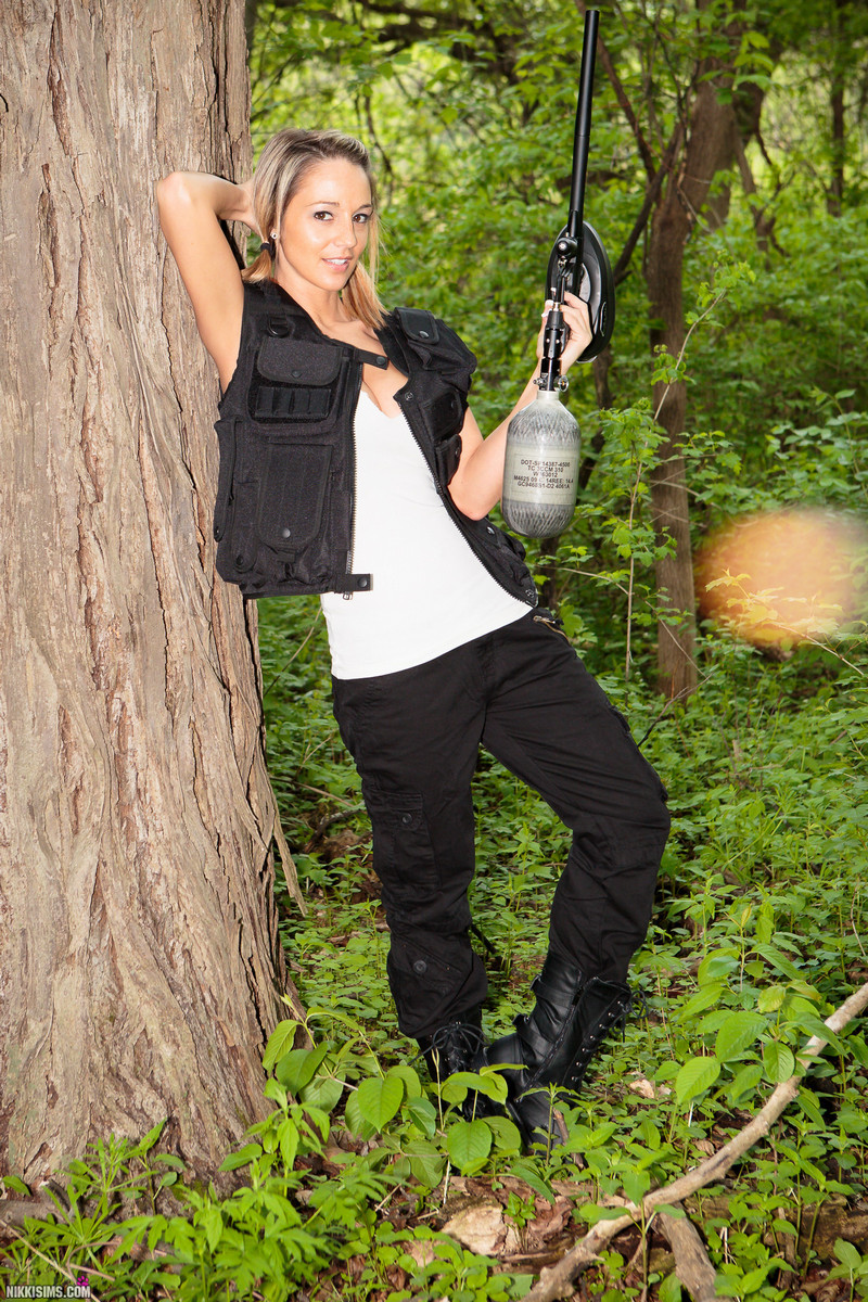 La plantureuse Nikki Sims joue au paintball en culotte courte.
 #72538812