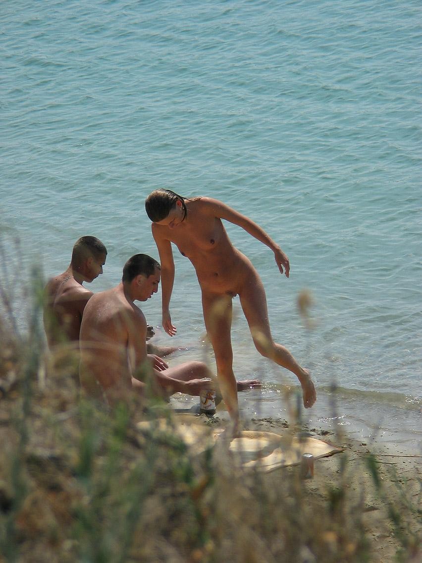 Giovane magra con tette vivaci nuda in una spiaggia nudista
 #72252690
