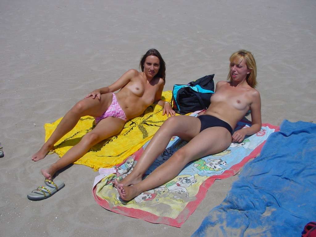 Joven delgada con tetas vivas desnuda en una playa nudista
 #72252700