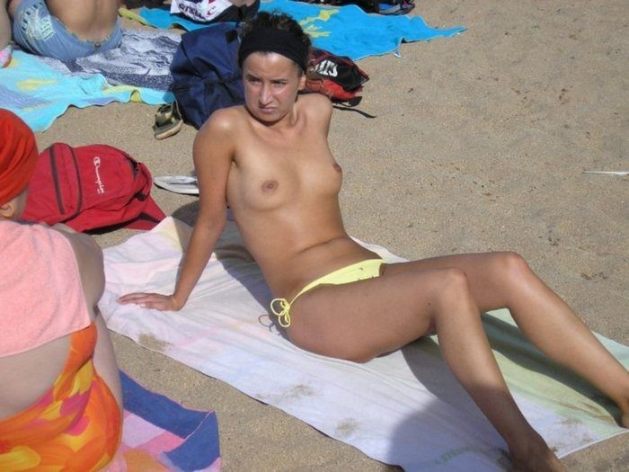 Joven delgada con tetas vivas desnuda en una playa nudista
 #72252729