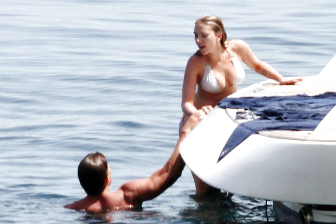 Scarlett Johansson che espone grandi tette e corpo sexy in bikini
 #75231966