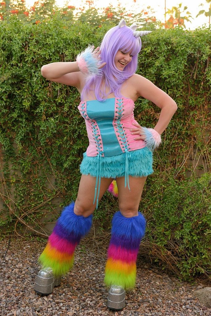 Halloween cosplay come la ragazza unicorno peloso e busty
 #70984054