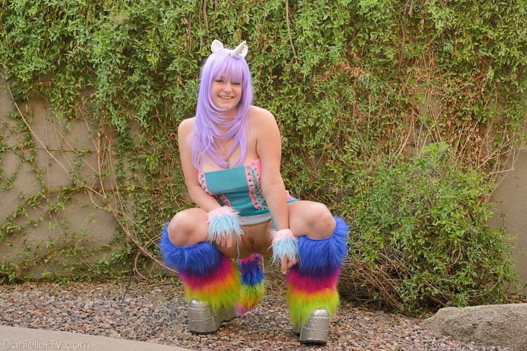 Halloween cosplay come la ragazza unicorno peloso e busty
 #70984075