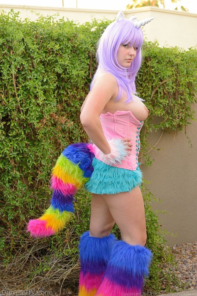 Halloween cosplay como la chica unicornio peludo y tetona
 #70984085