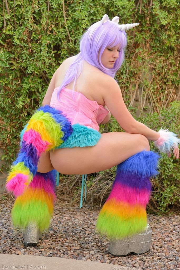 Halloween cosplay come la ragazza unicorno peloso e busty
 #70984096