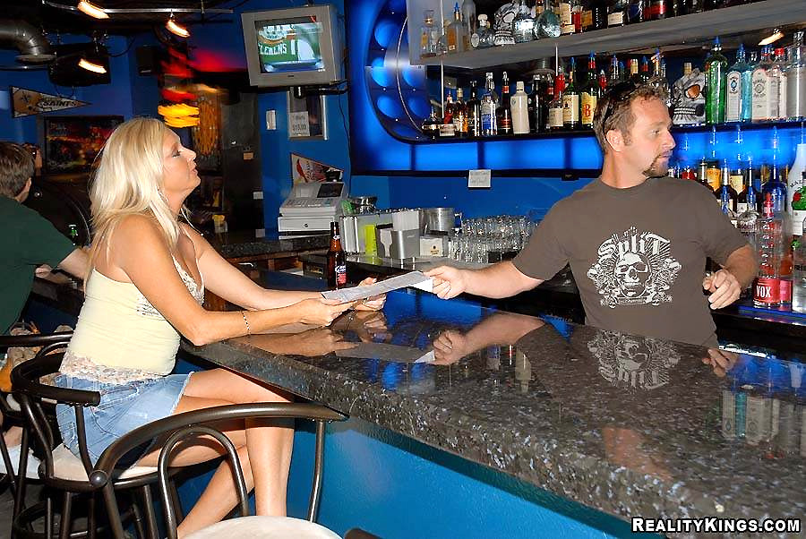 Chrystina es golpeado inthe bar
 #71021098