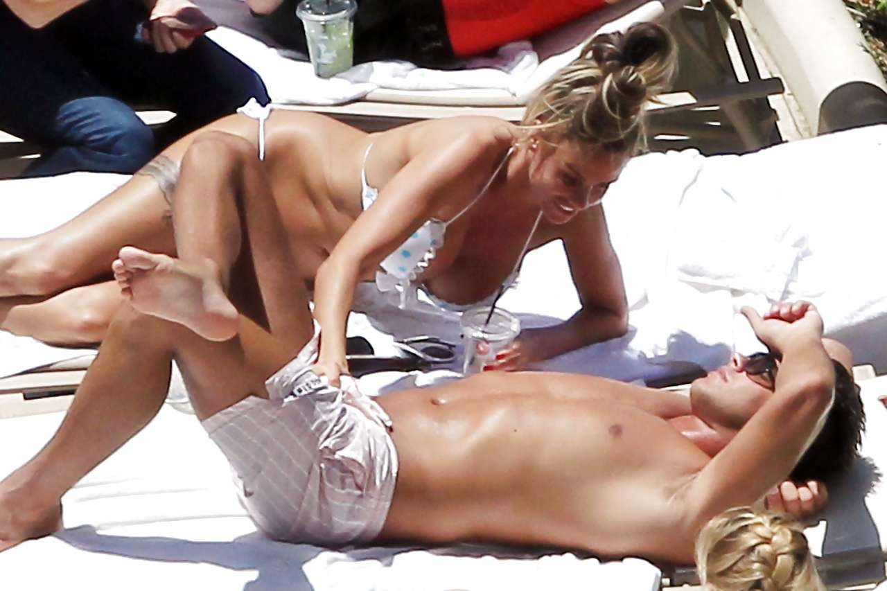 Katie price agarrando a un chico por la polla y mostrando las bragas por encima de la falda
 #75261913