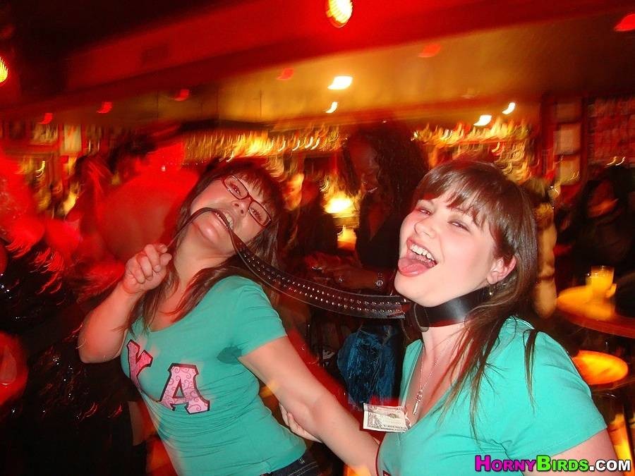 Chicas cachondas haciendo sexo en su fiesta nocturna en la discoteca
 #71107542