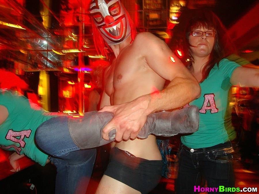 Chicas cachondas haciendo sexo en su fiesta nocturna en la discoteca
 #71107548
