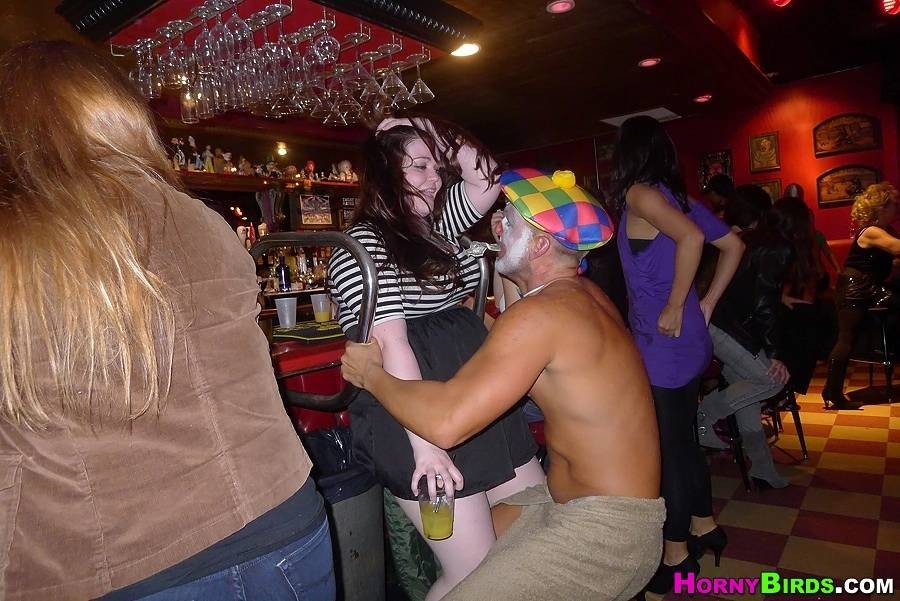 Chicas cachondas haciendo sexo en su fiesta nocturna en la discoteca
 #71107584