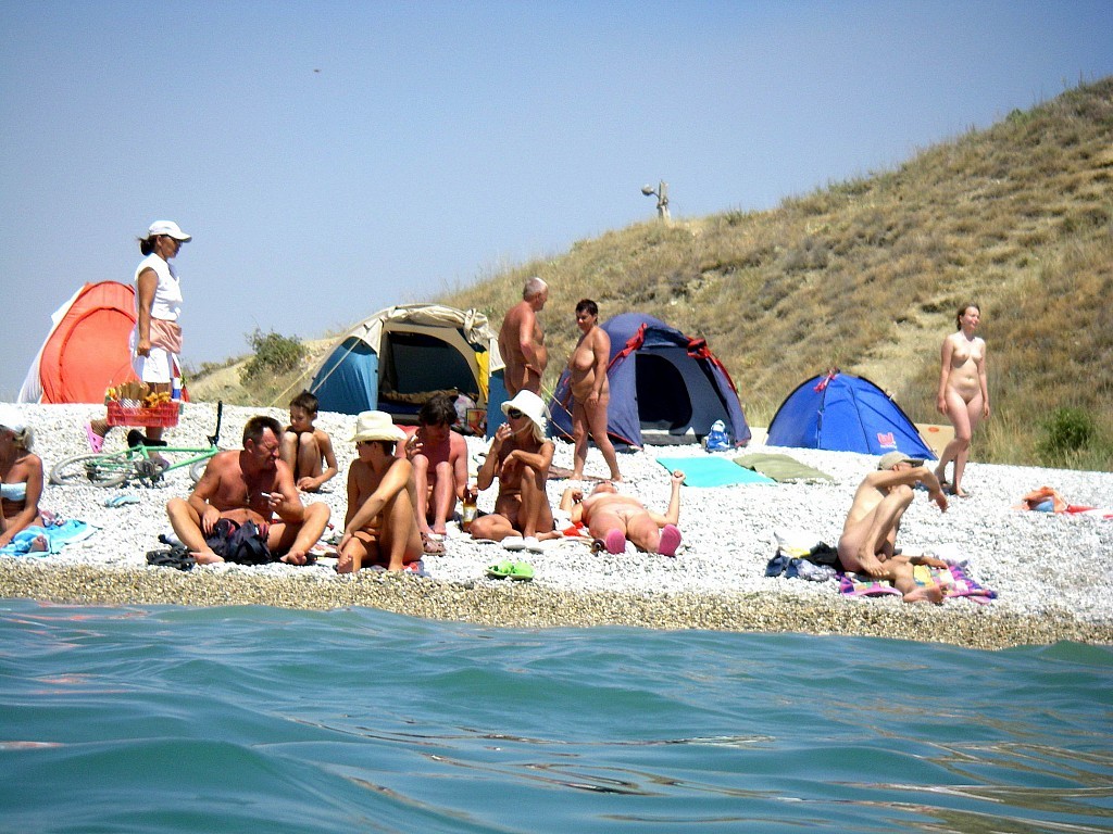 Foto calde amatoriali della spiaggia nuda
 #67310451