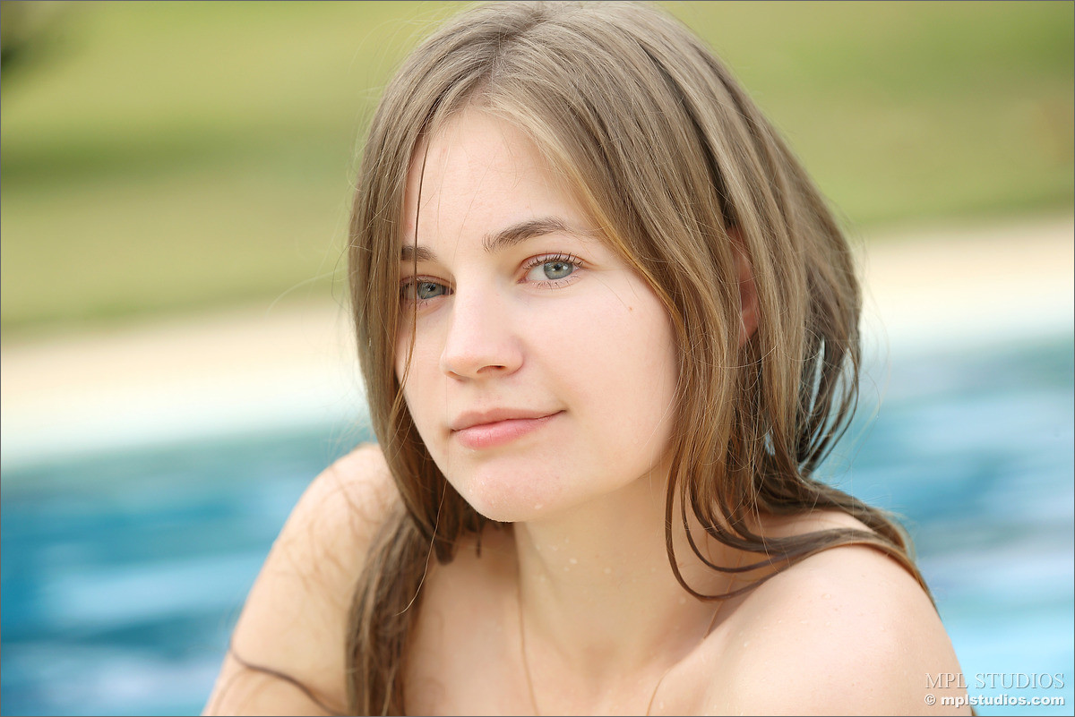 Paloma, une jeune très sexy, se rafraîchit dans sa piscine.
 #72546400