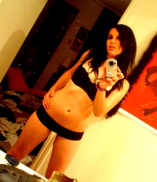 Fotos de una chica amateur desnuda en su cama
 #67904443
