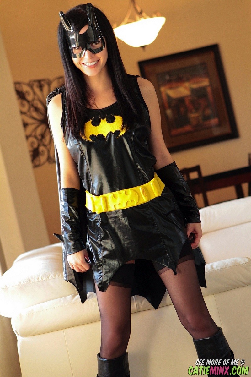 Batgirl cosplay catie minx flips die finger und flashes muschi
 #67956443