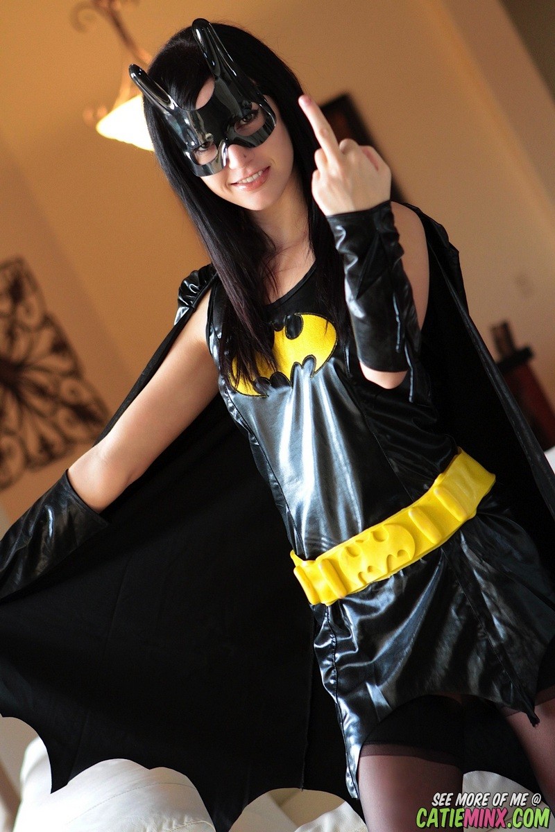 Batgirl cosplay catie minx fait un doigt d'honneur et exhibe sa chatte
 #67956449