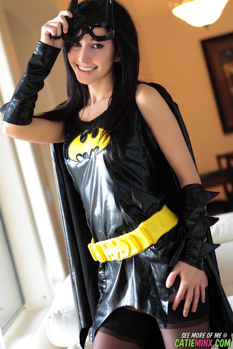Batgirl cosplay catie minx gira il dito e lampeggia figa
 #67956453