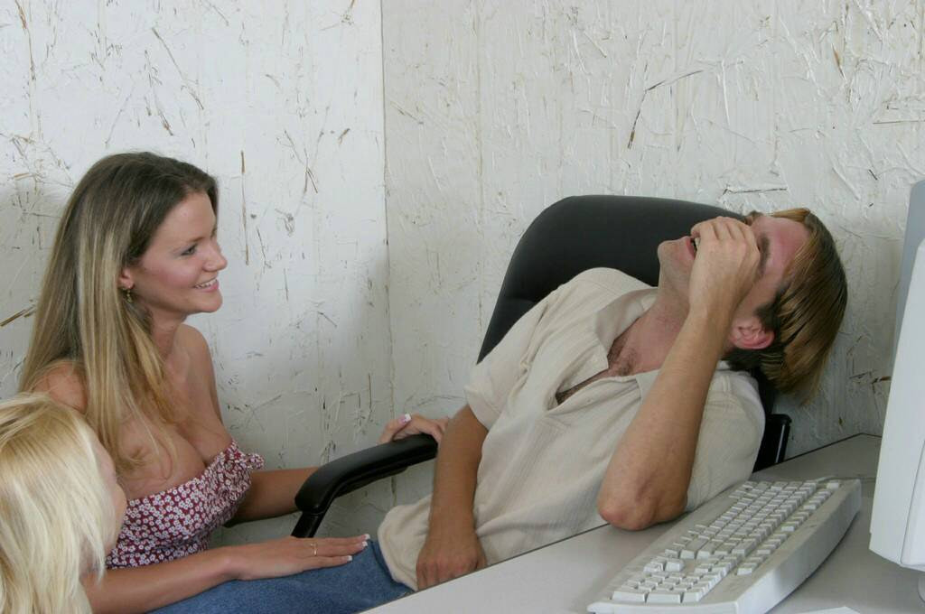 Dos putas rubias follando con su jefe
 #76846856