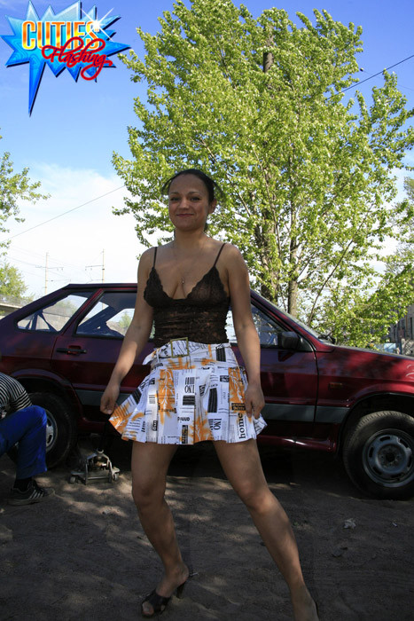 Un mecánico cachondo mira a una exhibicionista desvergonzada
 #70317957