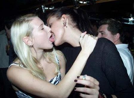 Drunk raver girls caught kissing #78289166