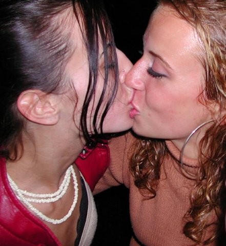 Drunk raver girls caught kissing #78289182