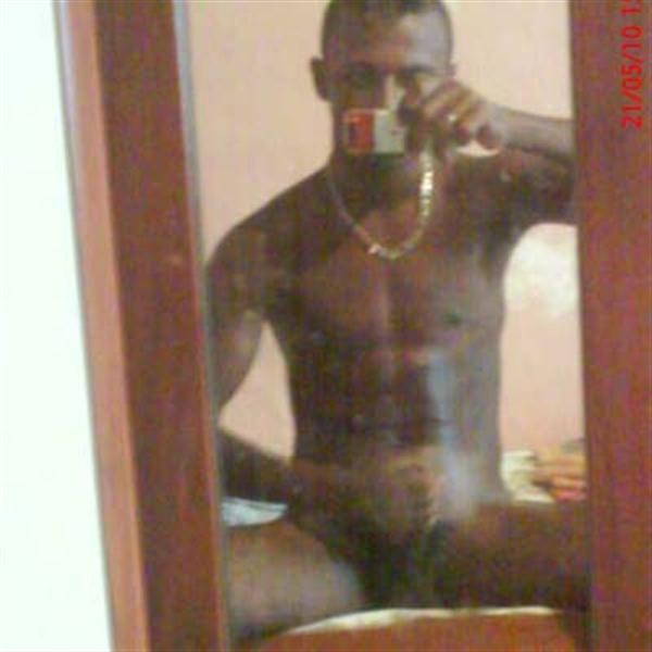 Autodisparo negro afroamericano hunk
 #76944074