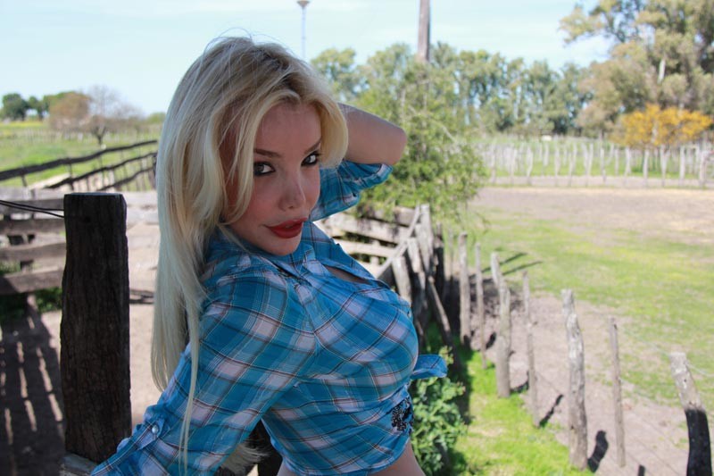 Ana Mancini, travelo blonde aux gros seins, pose comme une fille de la campagne sexy.
 #79214051