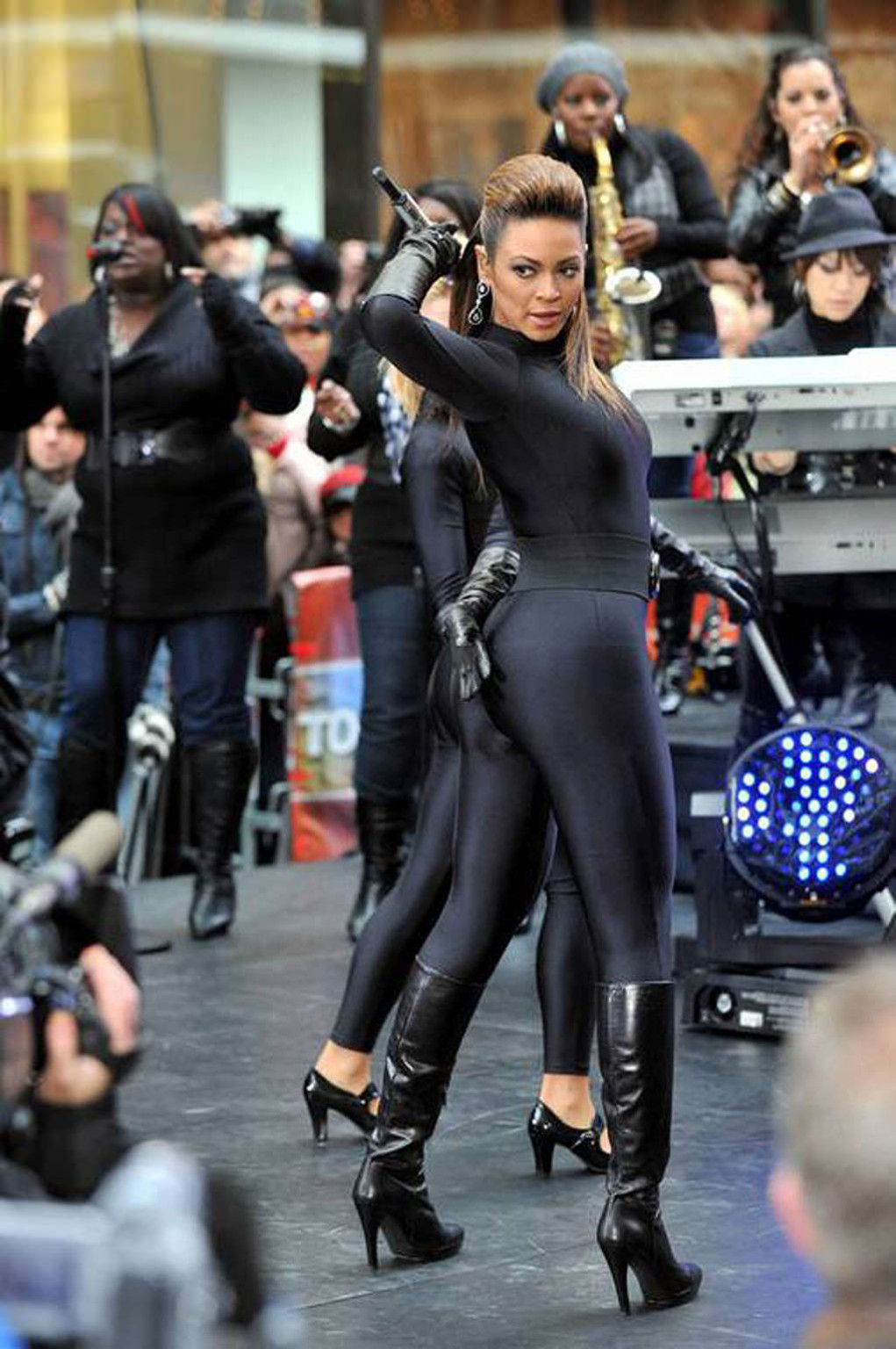 Beyonce Knowles exposing her sexy body and hot ass on stage #75330927