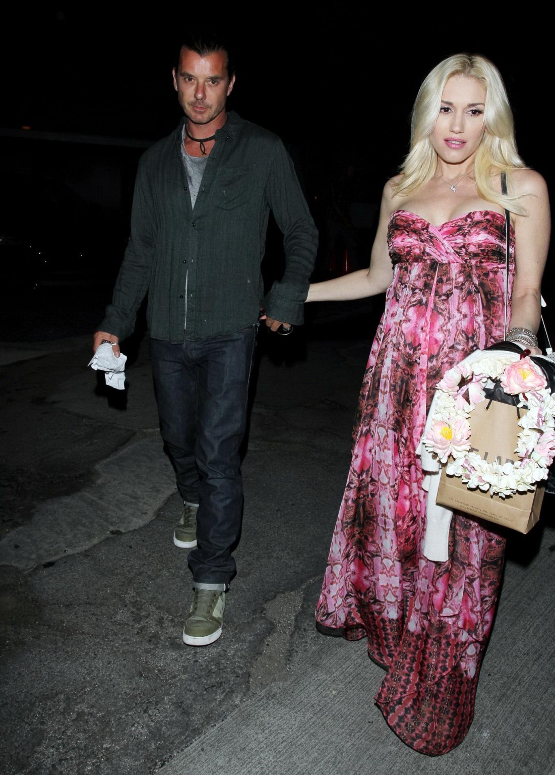 Gwen stefani zeigt ihre Brustimplantate in einem trägerlosen Kleid außerhalb eines f
 #75214226