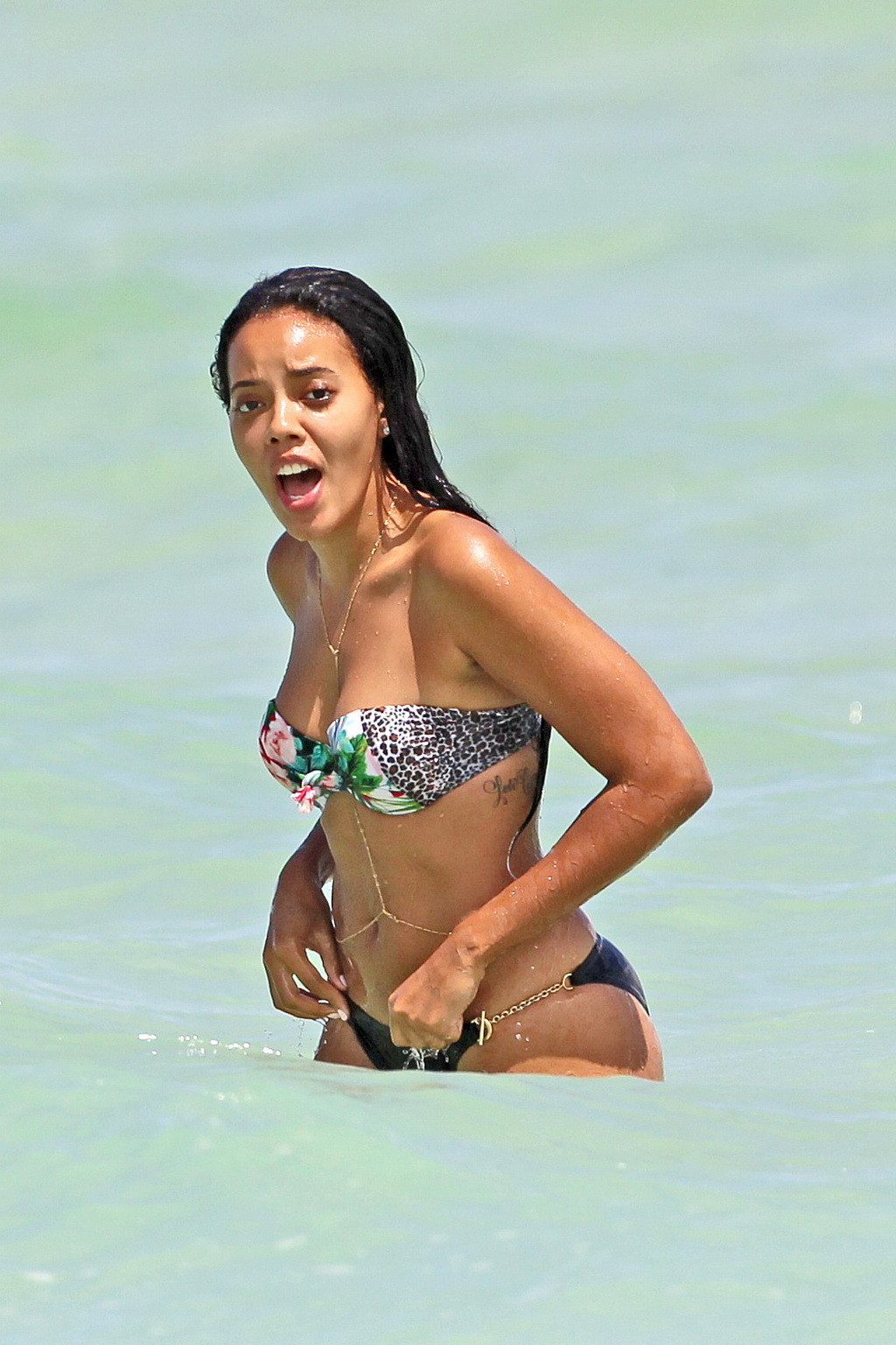 Angela Simmons zeigt ihren erstaunlichen Bikinikörper während eines Tages am Strand
 #75218172