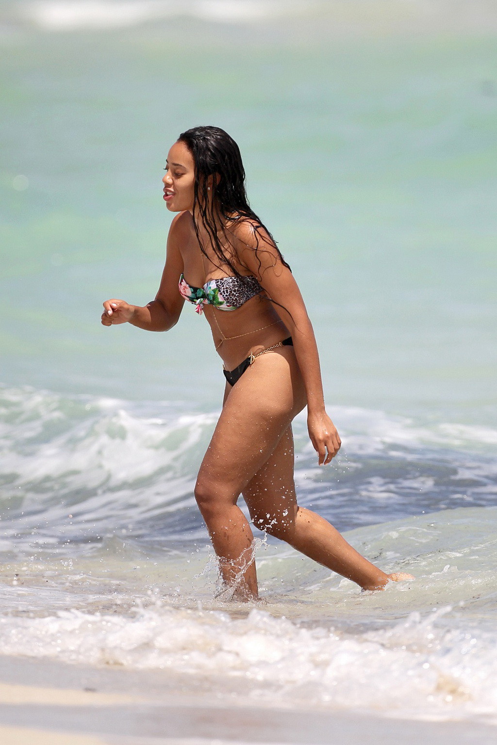 Angela Simmons zeigt ihren erstaunlichen Bikinikörper während eines Tages am Strand
 #75218240