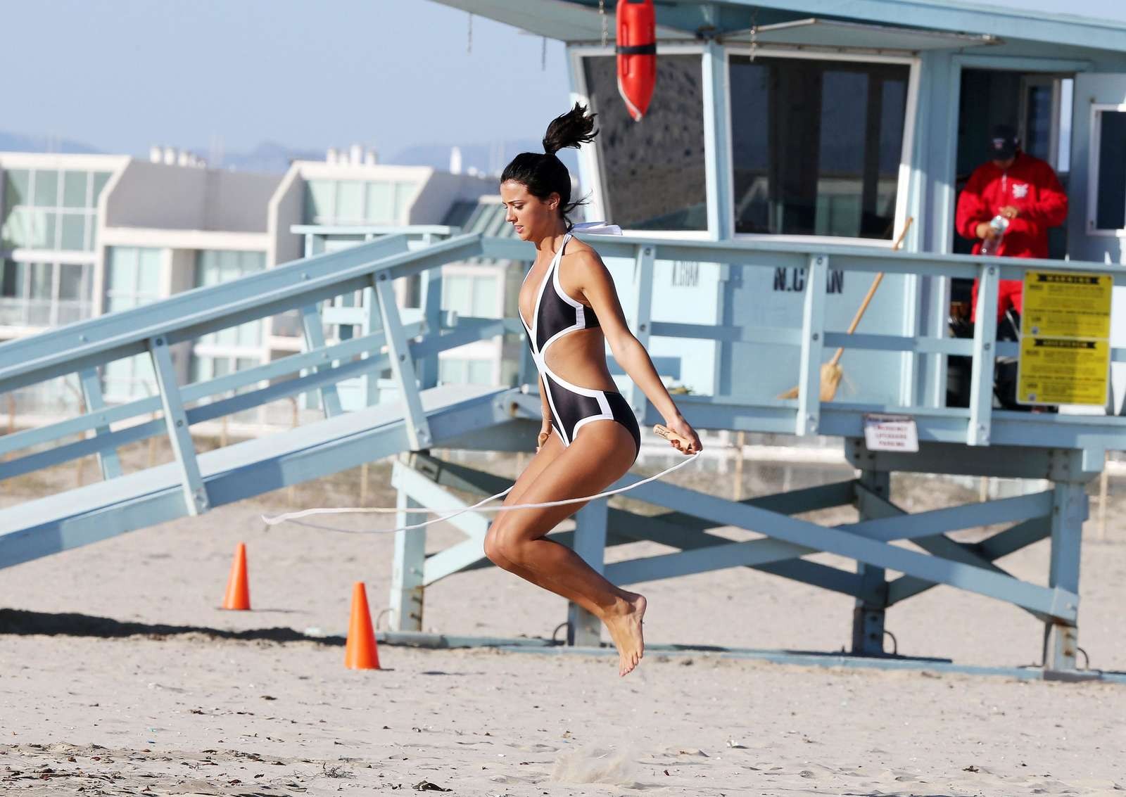 Lucy mecklenburgh en monokini sexy haciendo ejercicio en la playa de santa monica
 #75216743